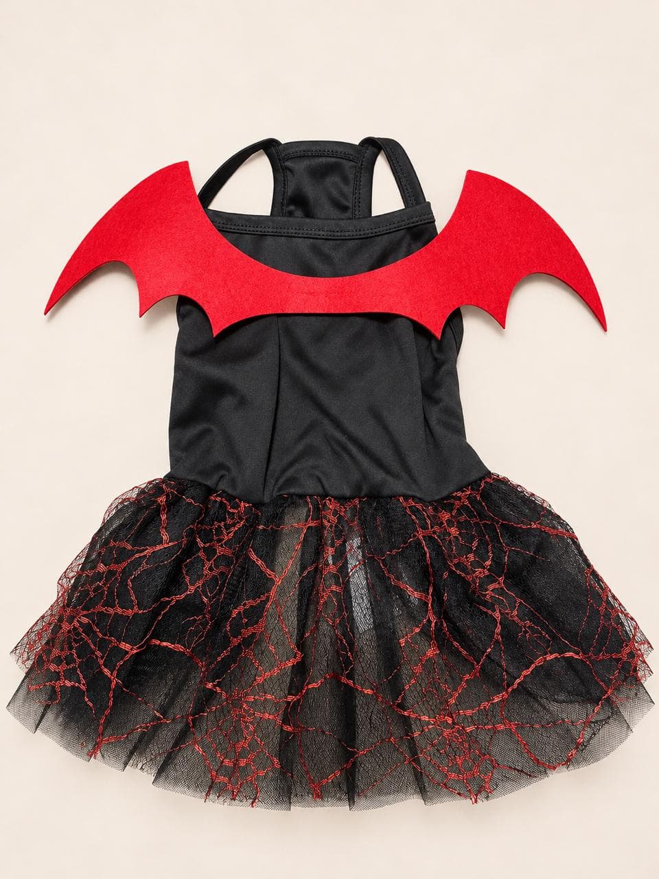 Vestido negro y rojo con alas de murciélago